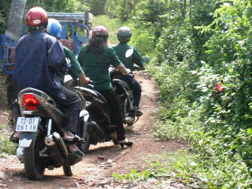 Nghĩa Sinh công tác xã hội tại thôn Xuân Trường, xã Suối Rao, dốc Tà Lon, huyện Châu Đức (Bà Rịa) ngày 8/11/2015
