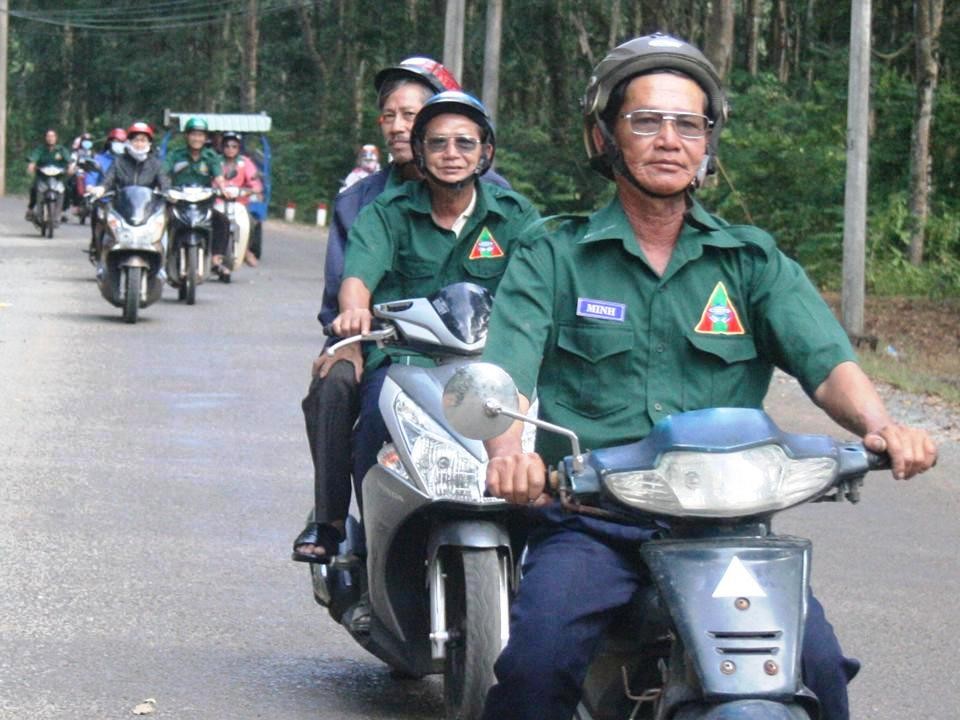 Nghĩa Sinh công tác xã hội tại thôn Xuân Trường, xã Suối Rao, dốc Tà Lon, huyện Châu Đức (Bà Rịa) ngày 8/11/2015