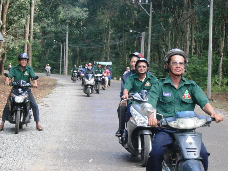 Nghĩa Sinh công tác xã hội tại thôn Xuân Trường, xã Suối Rao, dốc Tà Lon, huyện Châu Đức (Bà Rịa) ngày 8/11/2015