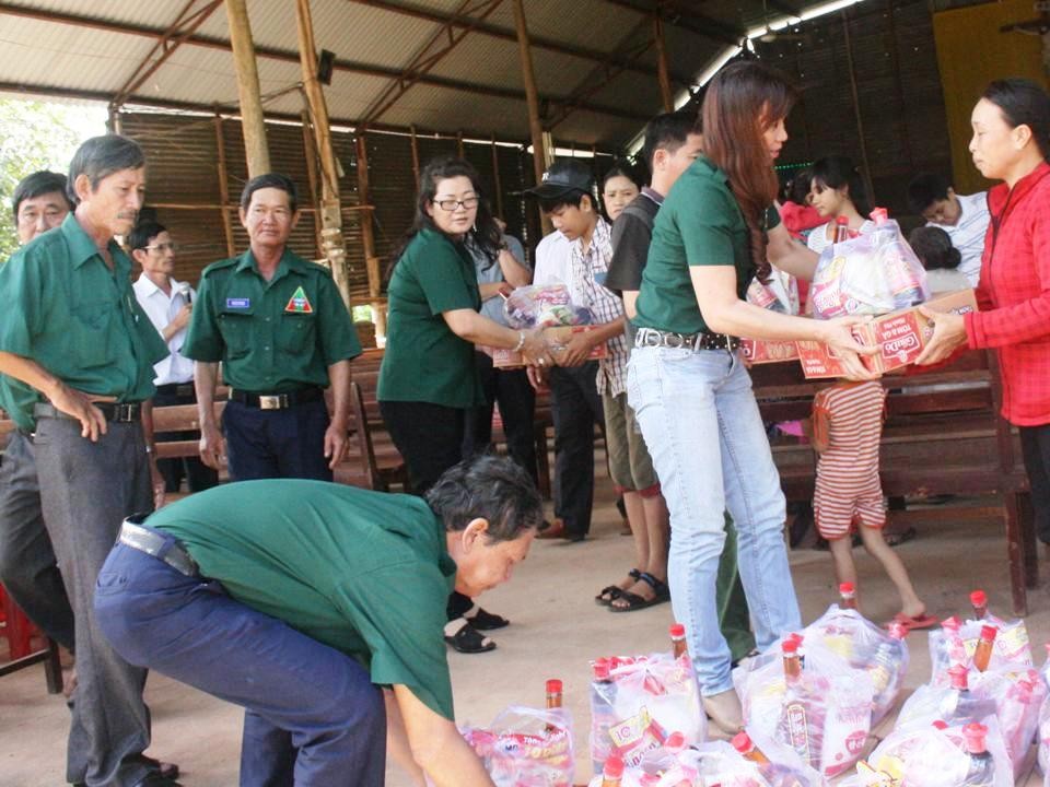 Nghĩa Sinh công tác xã hội tại thôn Xuân Trường, xã Suối Rao, dốc Tà Lon, huyện Châu Đức (Bà Rịa) ngày 8/11/2015