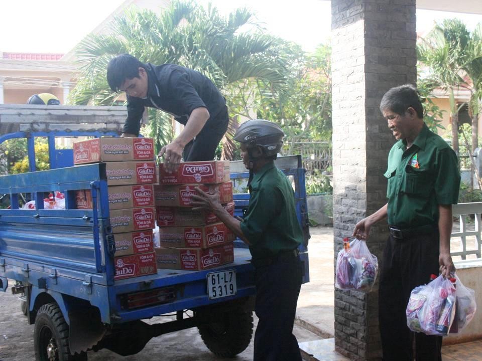 Nghĩa Sinh công tác xã hội tại thôn Xuân Trường, xã Suối Rao, dốc Tà Lon, huyện Châu Đức (Bà Rịa) ngày 8/11/2015