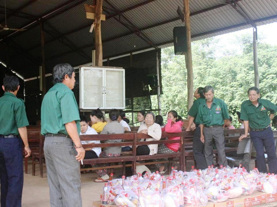 Nghĩa Sinh công tác xã hội tại thôn Xuân Trường, xã Suối Rao, dốc Tà Lon, huyện Châu Đức (Bà Rịa) ngày 8/11/2015