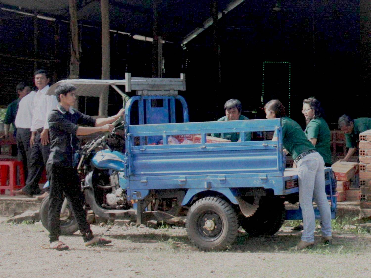 Nghĩa Sinh công tác xã hội tại thôn Xuân Trường, xã Suối Rao, dốc Tà Lon, huyện Châu Đức (Bà Rịa) ngày 8/11/2015
